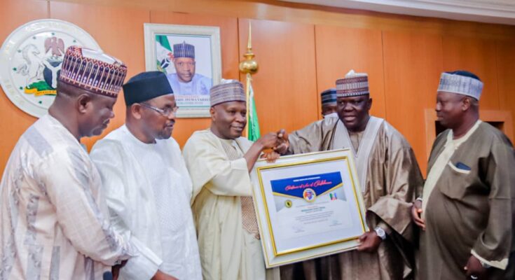 Gombe South APC Stakeholders Present Certificate of Vote of Confidence to Gov. Inuwa Yahaya
