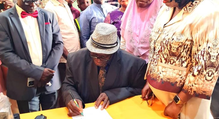 The Executive Secretary, OYOSUBEB, Mr. Jacob Dairo signing the handover document, in the presence of UBEC-OYOSUBEB officials