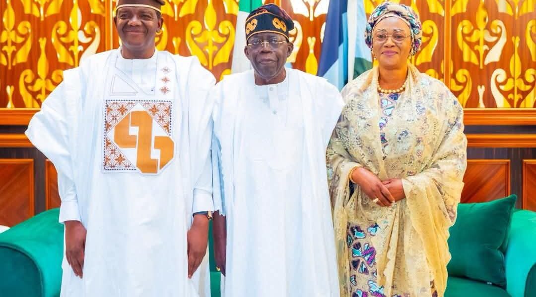 Dressed head to toe in the iconic attire of the Jagaban—flowing white agbada embroidered with gold, a matching cap resting firmly on his head—Bello Mohammed Matawalle stepped into the reception room with quiet reverence. It was more than clothing. It was a statement. A nod to the legacy, the leadership, and the loyalty he carries in his heart.