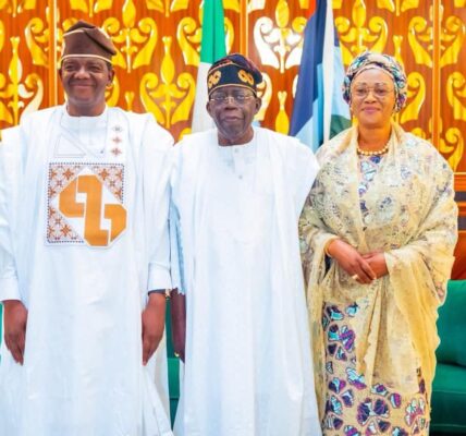 Dressed head to toe in the iconic attire of the Jagaban—flowing white agbada embroidered with gold, a matching cap resting firmly on his head—Bello Mohammed Matawalle stepped into the reception room with quiet reverence. It was more than clothing. It was a statement. A nod to the legacy, the leadership, and the loyalty he carries in his heart.