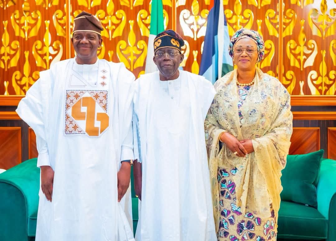Dressed head to toe in the iconic attire of the Jagaban—flowing white agbada embroidered with gold, a matching cap resting firmly on his head—Bello Mohammed Matawalle stepped into the reception room with quiet reverence. It was more than clothing. It was a statement. A nod to the legacy, the leadership, and the loyalty he carries in his heart.